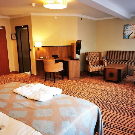 The Lakeside - Burghotel Zu Штраусберг Экстерьер фото