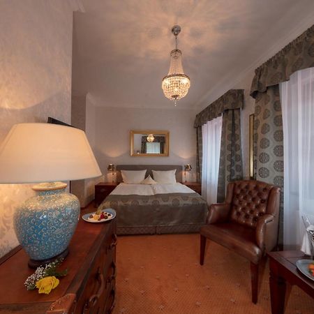 The Lakeside - Burghotel Zu Штраусберг Экстерьер фото