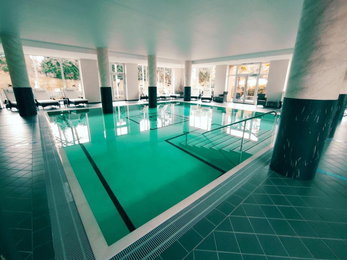 The Lakeside - Burghotel Zu Штраусберг Экстерьер фото