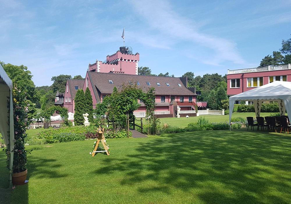 The Lakeside - Burghotel Zu Штраусберг Экстерьер фото