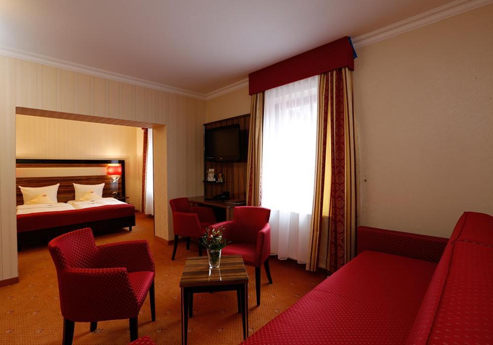 The Lakeside - Burghotel Zu Штраусберг Экстерьер фото