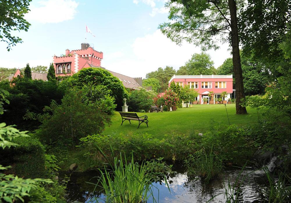 The Lakeside - Burghotel Zu Штраусберг Экстерьер фото