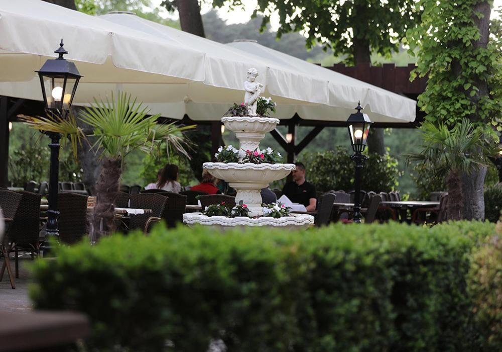 The Lakeside - Burghotel Zu Штраусберг Экстерьер фото